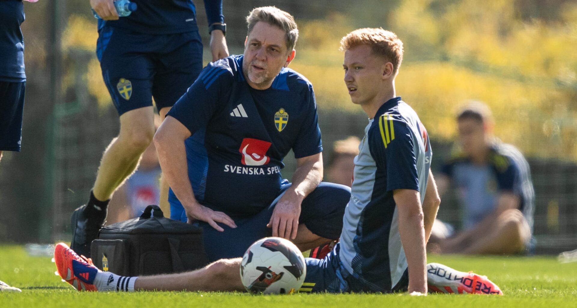 Landslaget • Oroande bilder på Hugo Larsson – tvingades bryta träning