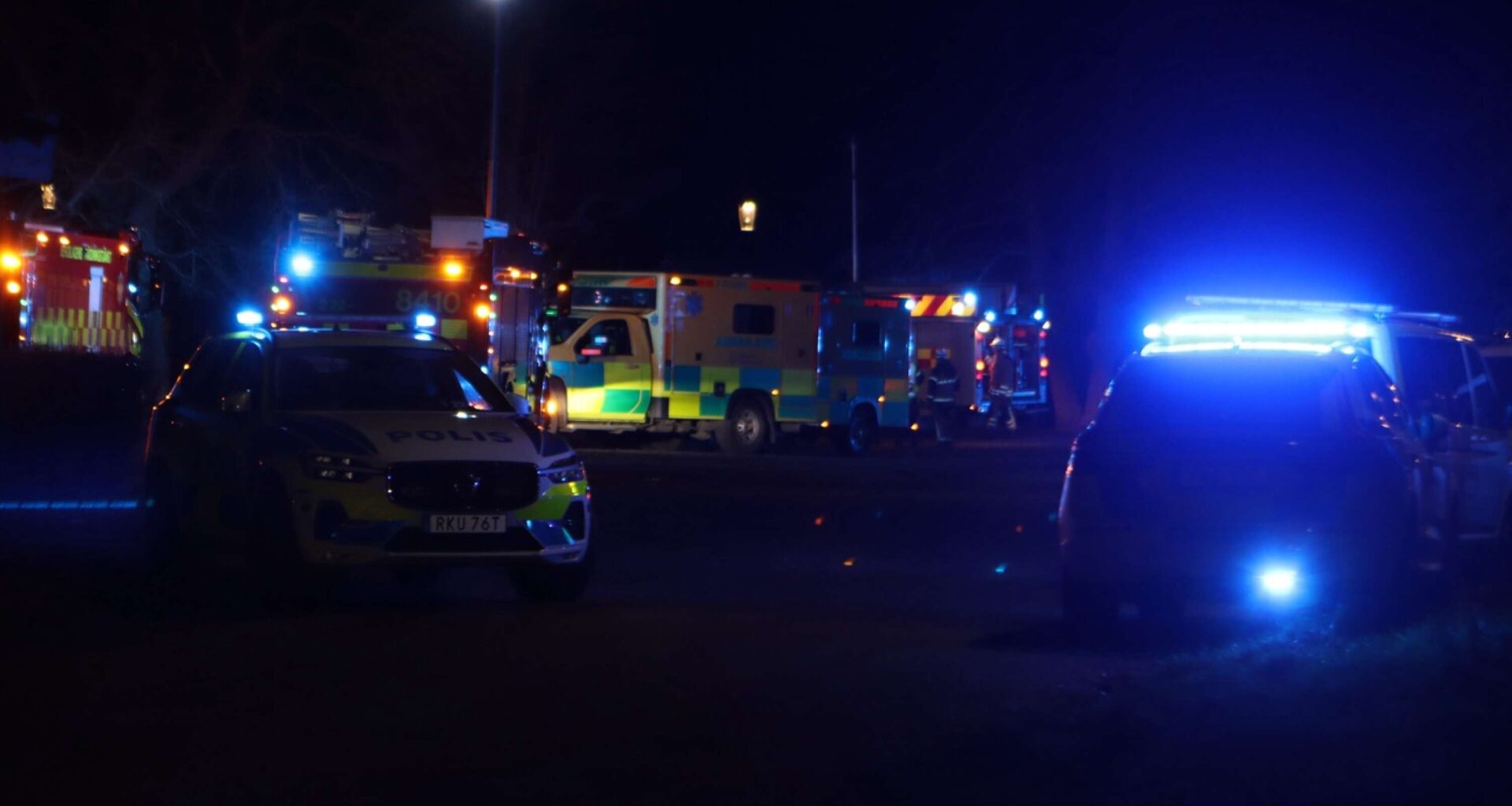 Bilen uppe ur vattnet efter stort pådrag – oklart skadeläge: ”Allvarlig olycka” - NWT