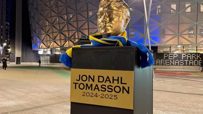 Staty över Jon Dahl Tomasson vid Strawberry arena | Landslaget
