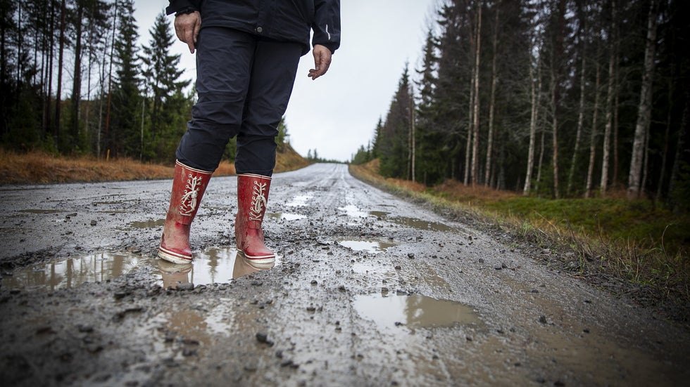 Enligt en debattartikel i Altinget (12/11) beskriver företrädare för Lantbrukarnas Riksförbund och Riksförbundet enskilda vägar hur en lantmäteriförrättning för en 1,6 kilometer lång väg med 68 fastigheter kan kosta hela 500 000 kronor att förrätta. Kostnader som vägföreningar tvingas till om man ska kunna få ett organisationsnummer av Skatteverket. 