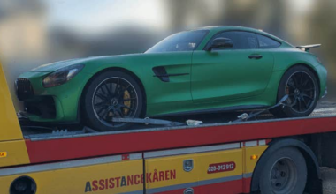 Dubbla lyxbilar togs av polisen – visar bilder