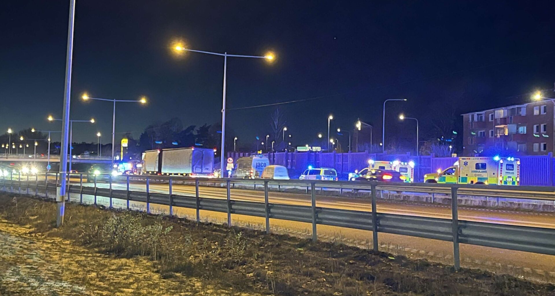 Minibuss och två bilar i krock på E18 i Karlstad: ”Någon form av kökrock” - NWT