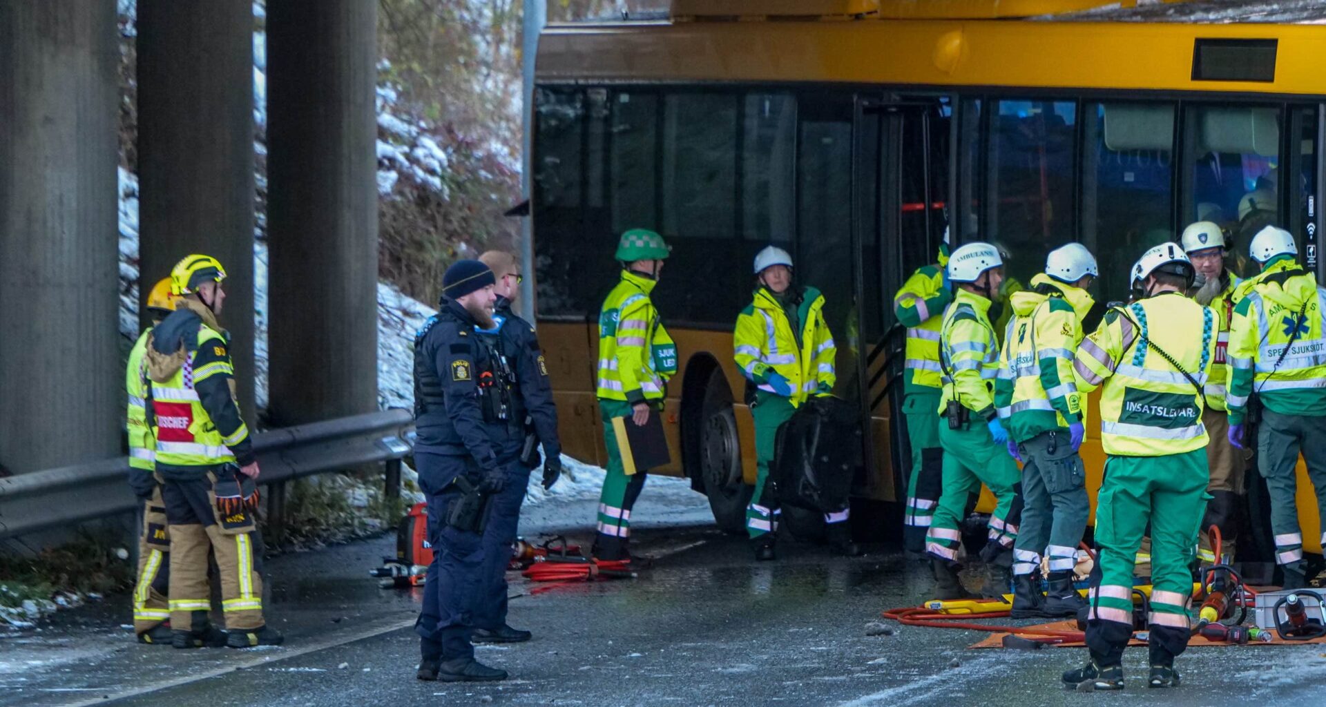 Buss har kört in i bro i Malmö – flera skadade
