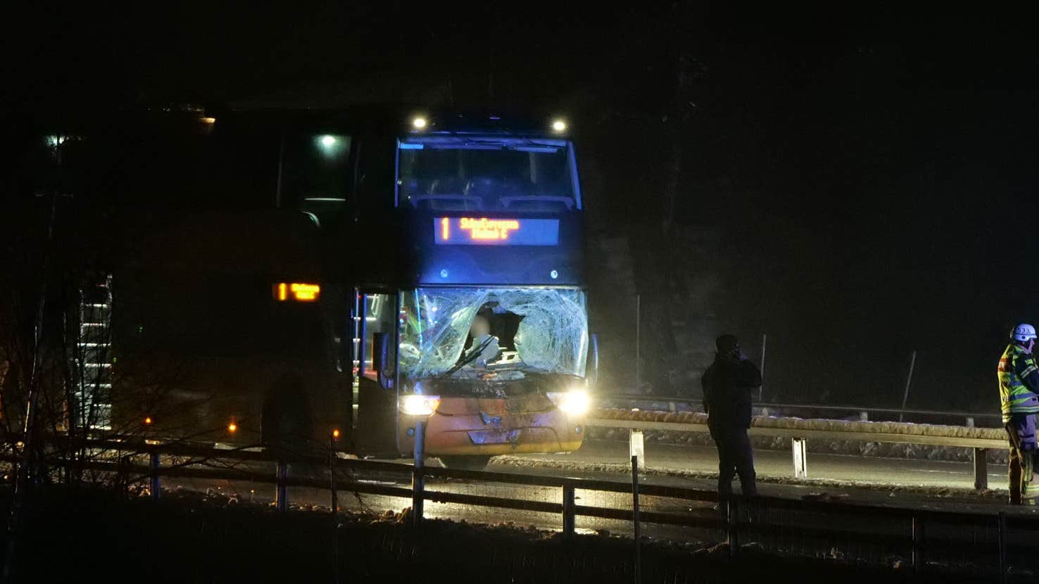 Buss i krock med häst på E22 i Hörby