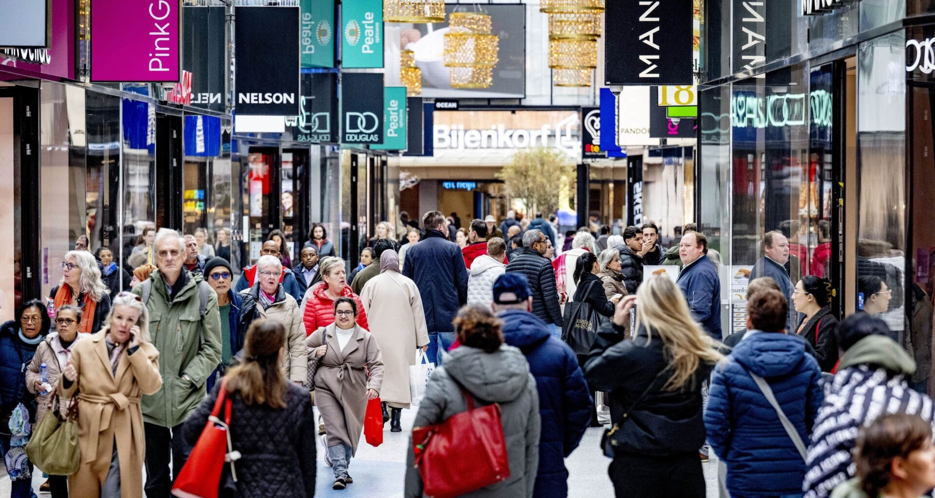 Tjuvarna slår ut bilnyckeln och stjäl julklappar