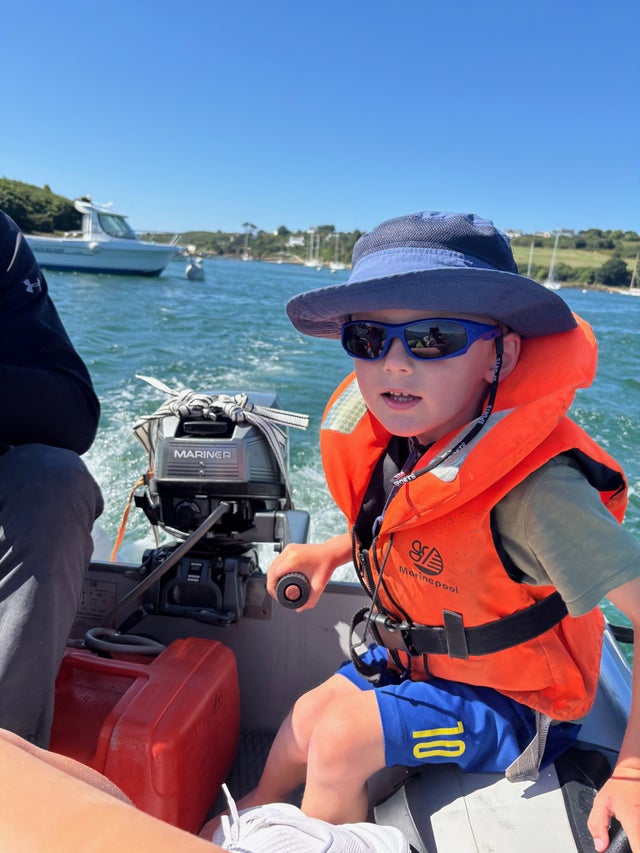 Elias kör jolle i Frankrike.