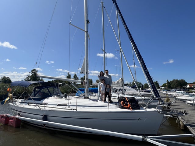 Hela familjen ombord på båten.