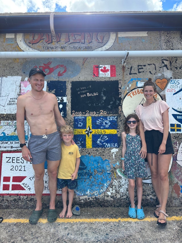 Familjen målade en flagga på piren i hamnen i Porto Santo (bredvid Madeira).