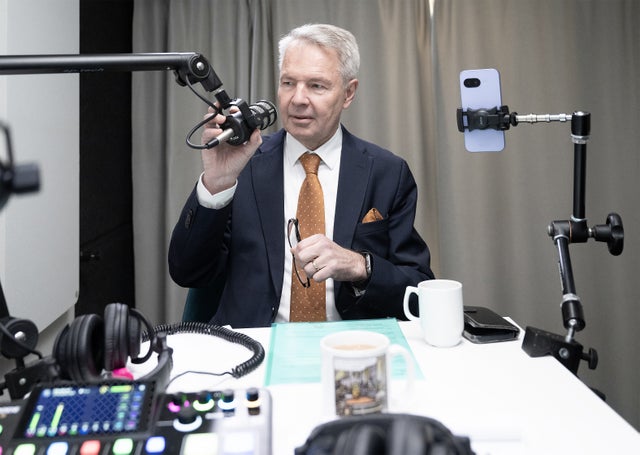 Du kan lyssna på avnittet med Pekka Haavisto och podden Veckans andra avsnitt via hbl.fi/poddar.