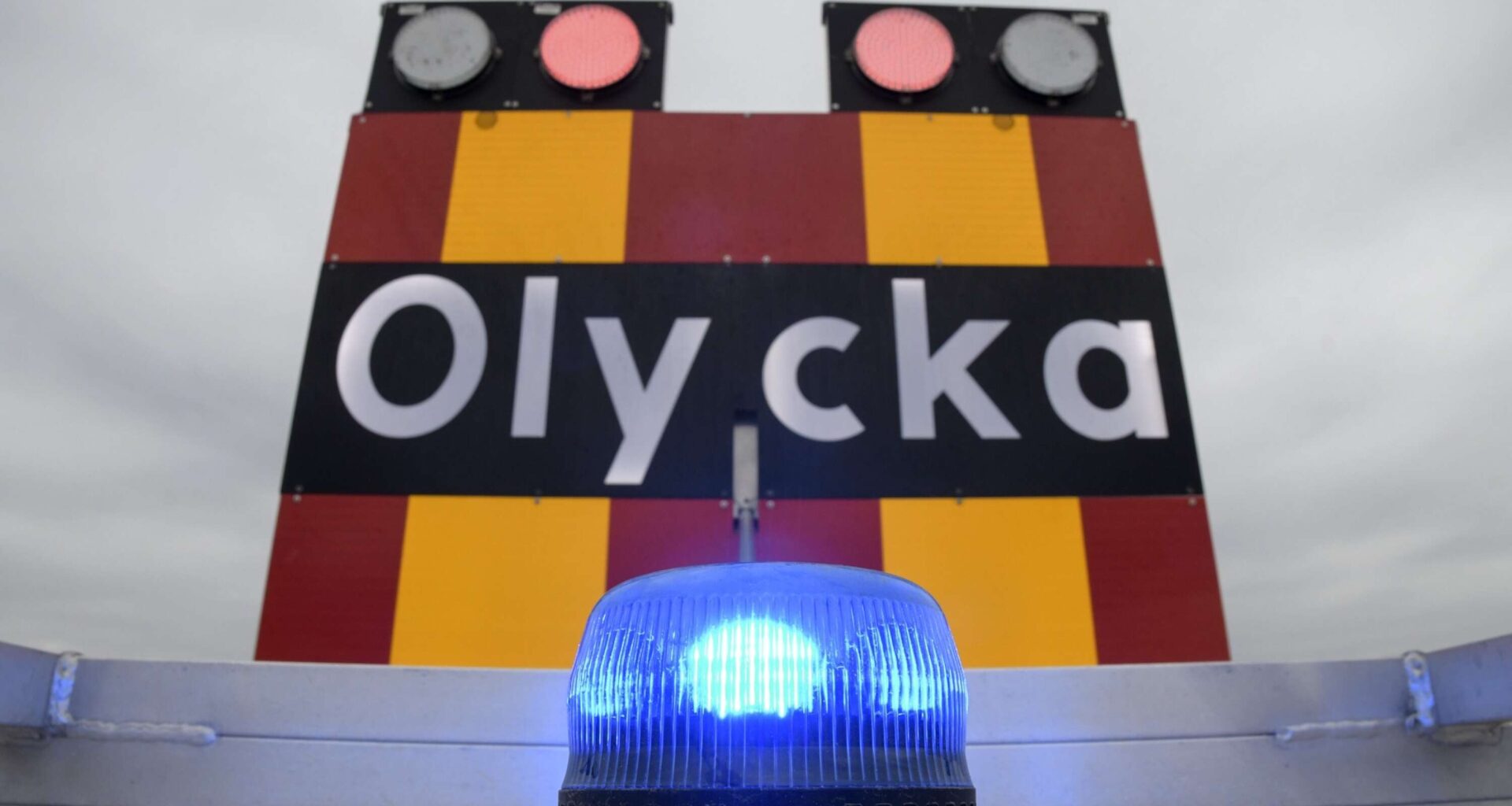 Personbil körde av vägen på E18 – fyra personer var drabbade