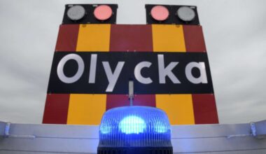 Personbil körde av vägen på E18 – fyra personer var drabbade