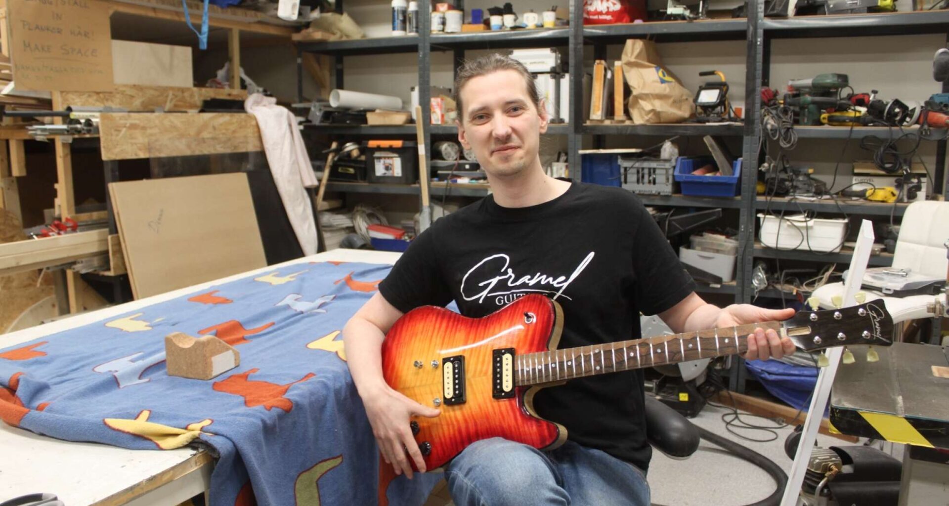 Dennis bygger gitarrer av värmländskt trä: ”Hoppas få ett ’wow’ från kunderna”