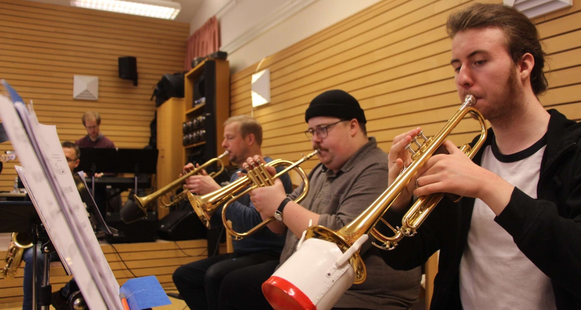 Tidningen - Storband med julkänsla – första gången offentligt gig med sångsolisten