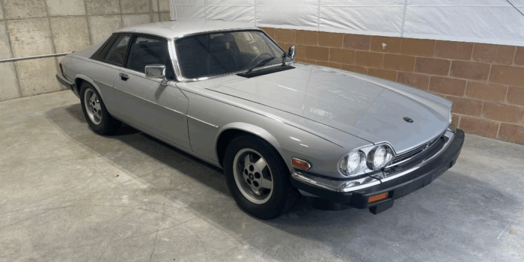 Det finns även en 1985 Jaguar XJS V-12 engine. (Foto: Proxibid)