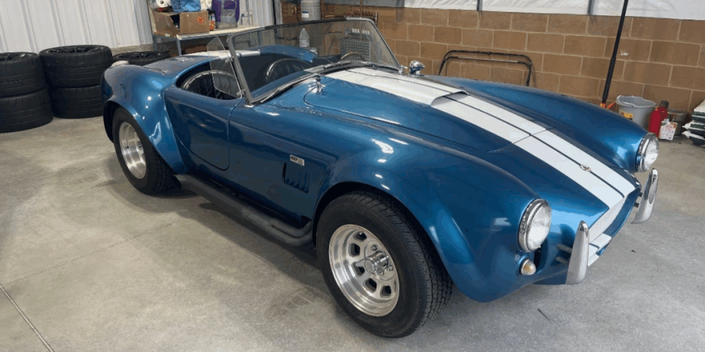 Du kan även buda på en 1985 Shelby Cobra Replica. (Foto: Proxibid)