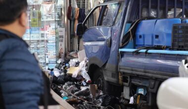 Lastbil kraschade in i marknad – två döda