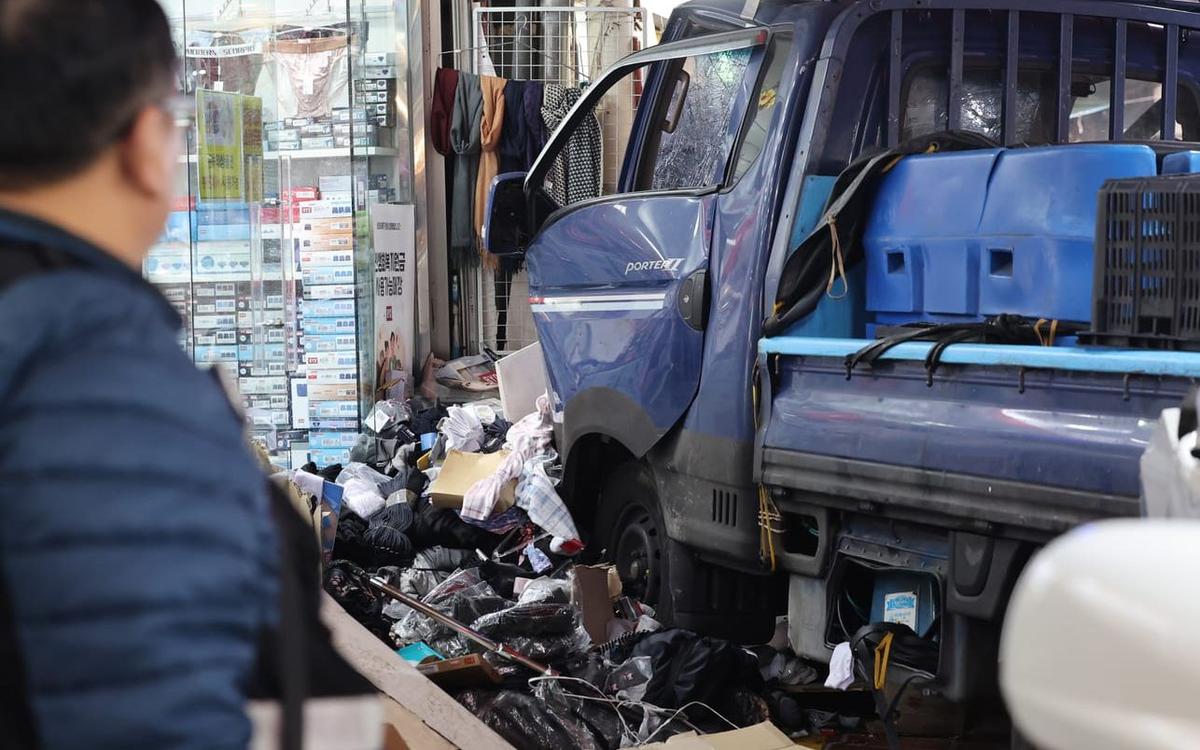 Lastbil kraschade in i marknad – två döda