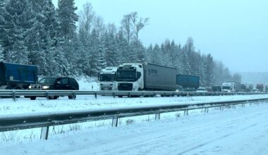 Varning för kraftigt snöfall i Västmanland: Lastbilar fast på E18