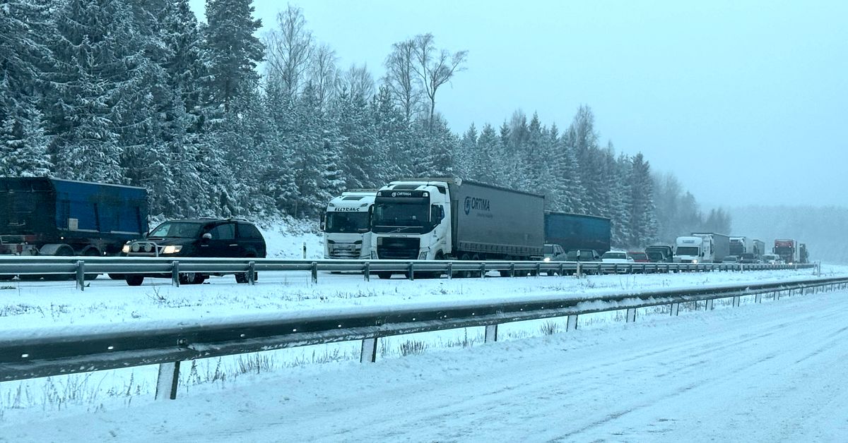 Varning för kraftigt snöfall i Västmanland: Lastbilar fast på E18