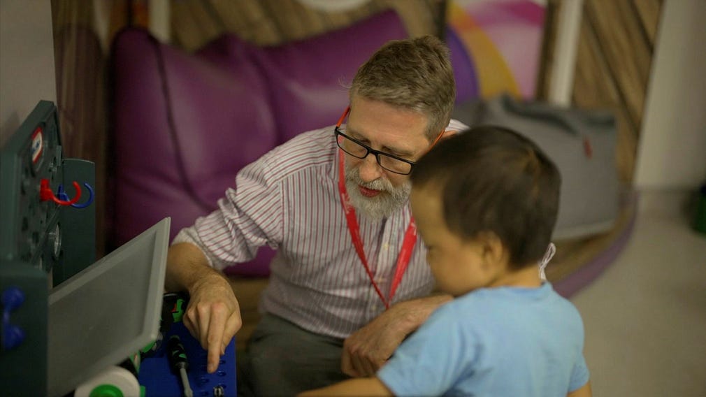 Forskaren Simon Jones och treårige Oliver Chu.