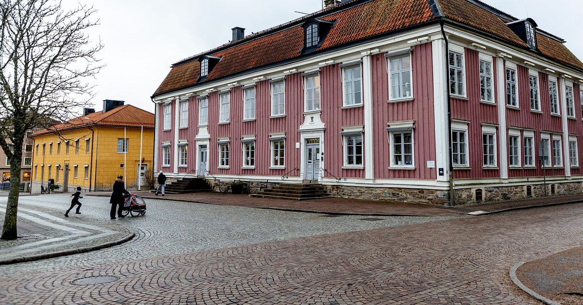 Tidigare V-topp åtalas – förskingrade pengar