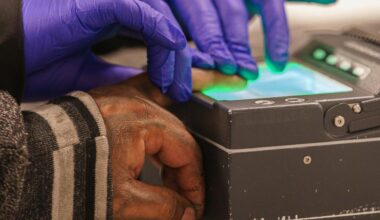 Polisen börjar dela fingeravtryck med FBI