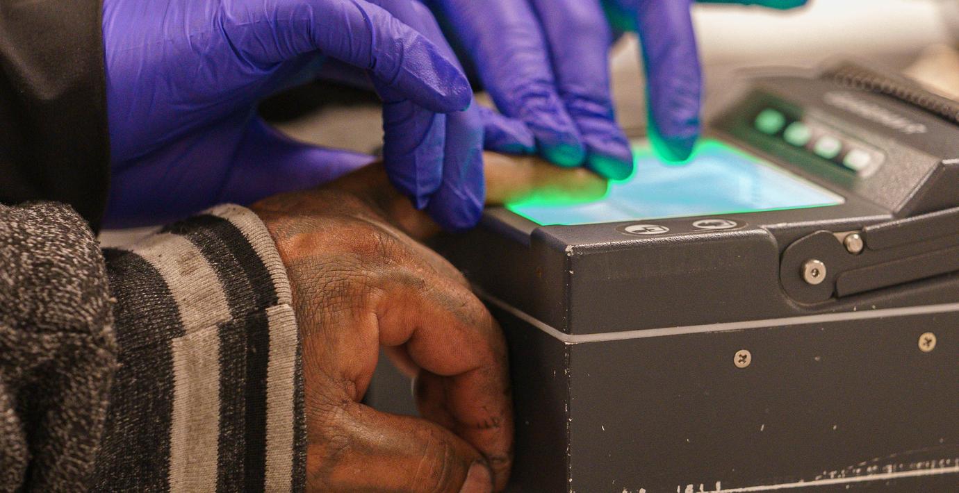 Polisen börjar dela fingeravtryck med FBI