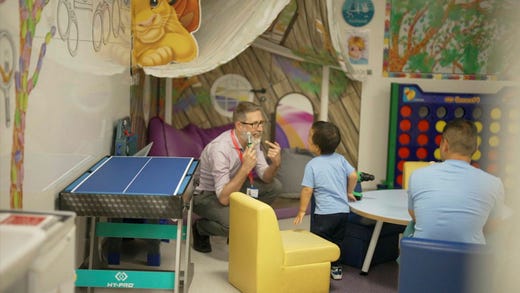 Forskaren Simon Jones och treårige Oliver Chu.