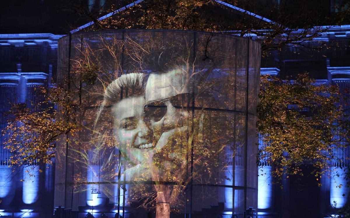 Notre Dames klockor ringer för Bataclans offer