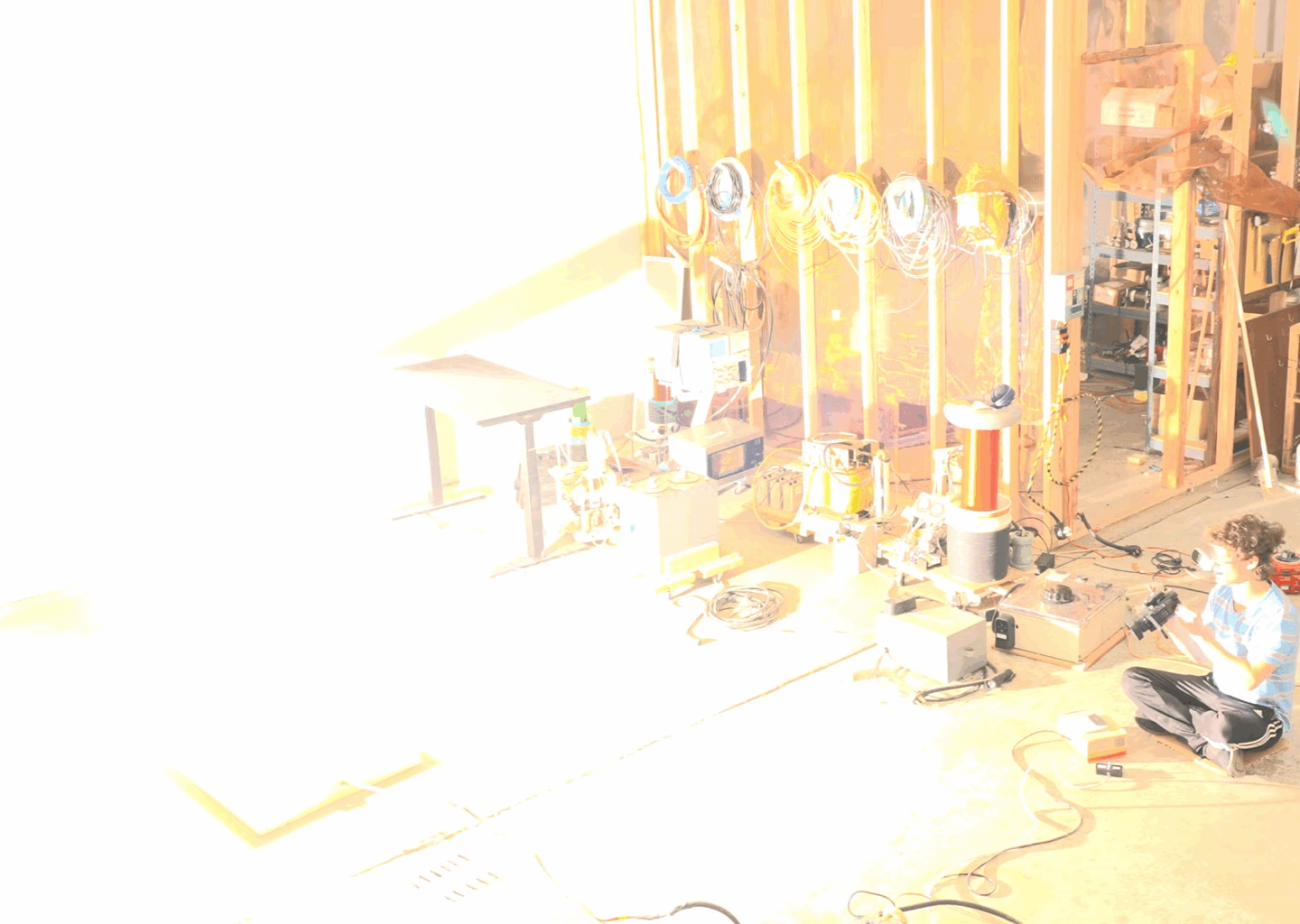 YouTuber startar 30.000 W glödlampa så varm att den smälter aluminium