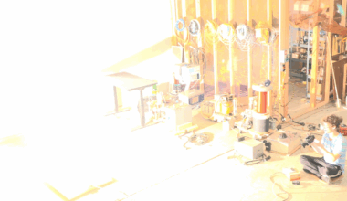 YouTuber startar 30.000 W glödlampa så varm att den smälter aluminium