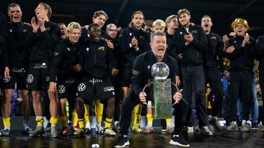 Mjällbys tränare Anders Torstensson med Lennart Johanssons pokal för den allsvenska segern. Laget nämns inför Bragdguldet och Jerringpriset.