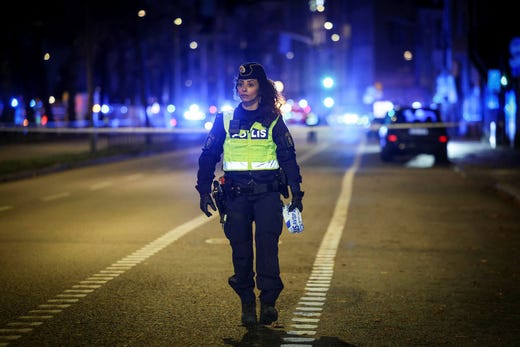 Valhallavägen är avstängd från Valhallavägen/Odengatan till Valhallavägen/Engelbrektsgatan i riktning mot Gärdet.