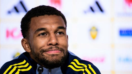 Isak Hien är lagkapten mot Schweiz i kväll, i Victor Nilsson Lindelöfs frånvaro.