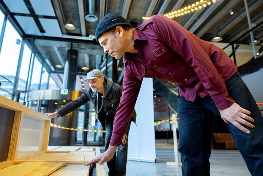 Konstnärerna Staffan Virke och Milo Galdi Lavén bygger konstverket där besökarna kan skriva meningar bara genom att sätta sig på ändan.