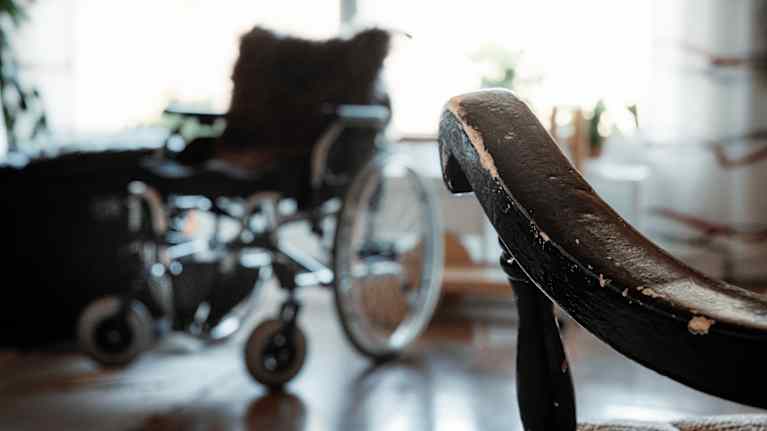 En gammal gungstol och en rullstol.