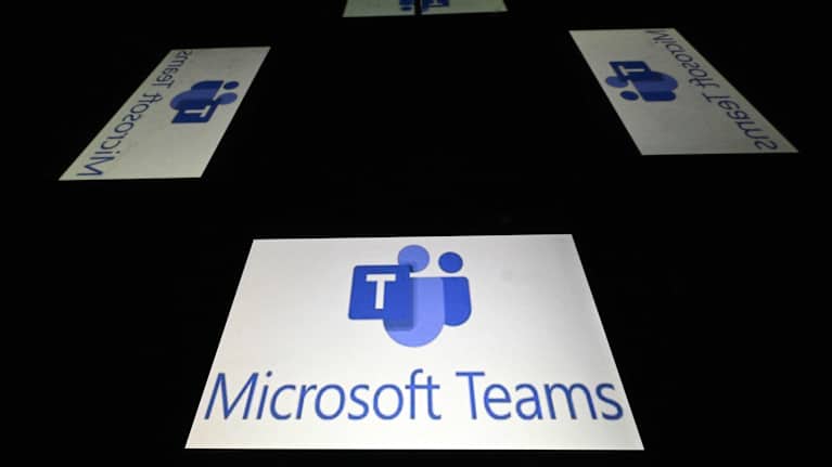 Teams-logotyper mot svart bakgrund.