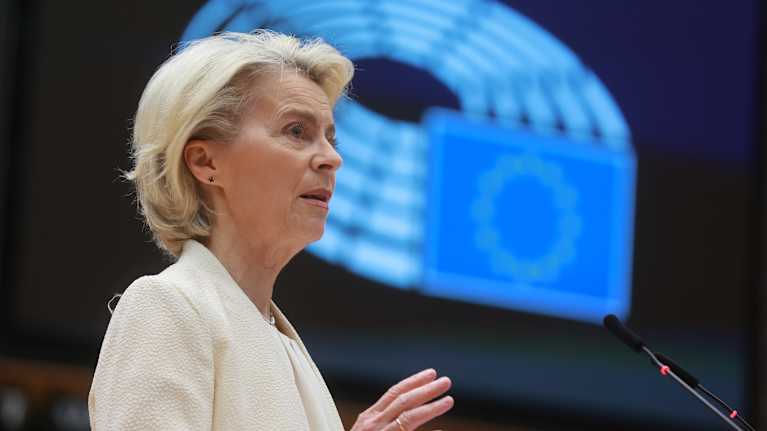 Ursula von der Leyen talar till Europaparlamentet.