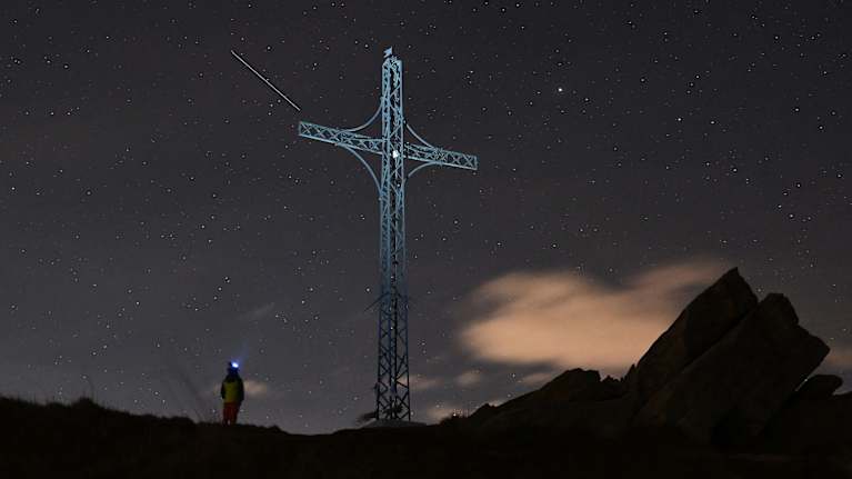 En svart natthimmel där man kan se en mängd stjärnor.