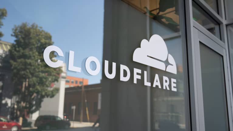Cloudflares logotyp på ett fönster.