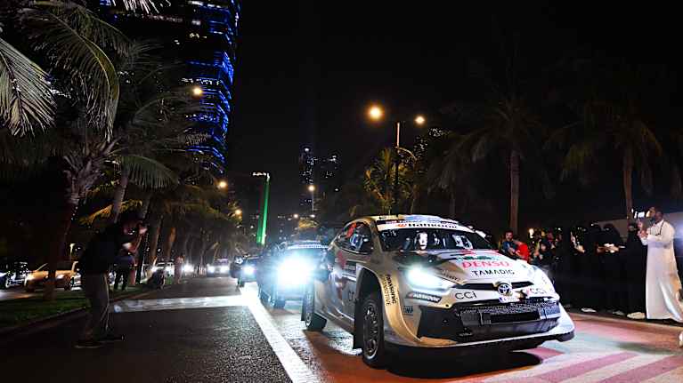 Kalle Rovanperäs bil på en gata.