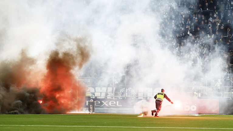 Pyroteknik på plan under kvalmöte mellan Norrköping och Örgryte.