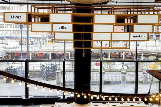 Ovanför bänkarna där besökarna skapar ord genom att sätta sig ner syns meningen som slumpas fram. ”Livet ville nästan”, blev det den här gången.