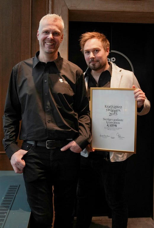 Tomas Pettersson och Emil Sundberg var stolta och glada när hemkommunen Älvsbyn prisades för sitt kranvatten.