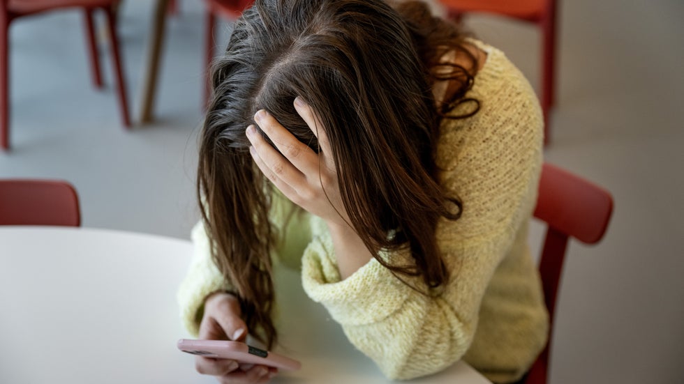 Skribenten berättar om sin psykiska ohälsa och om vilken kamp det är för att få träffa läkare och rå rätt hjälp. Personen på bilden är inte den som skrivit texten.