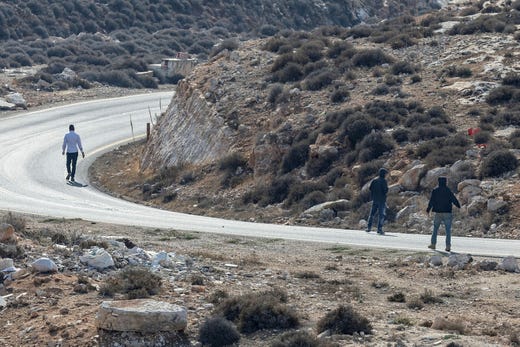 Tre unga bosättare, av de som kallas hilltop youth, på väg att ansluta till protesterna mot rivningen av en illegal utpost.