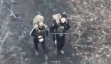 Ryska soldater tar på civila kläder och smyger in i byar