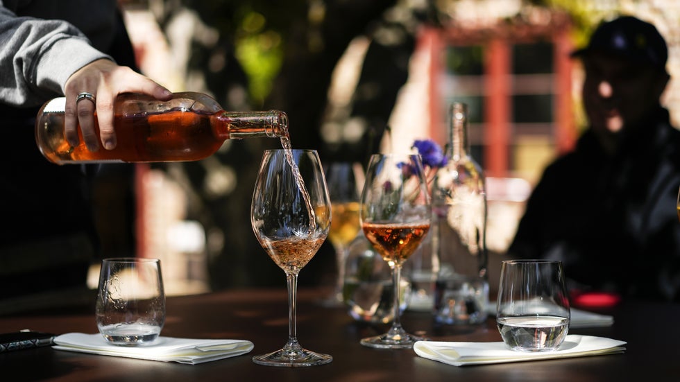 Det är tydligt att gårdsförsäljningen är en succé för många bryggerier, vingårdar och destillerier, skriver artikelförfattaren.