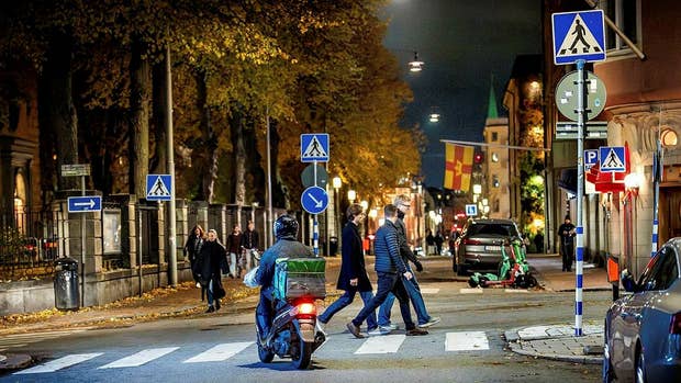 Foodora och andra matbudsföretag lägger ansvaret för mopedvalet på kurirerna själva.