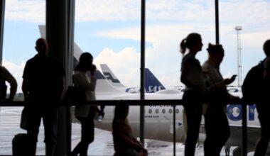 Pratade i telefon på Arlanda – röjde uppgifter om Natomöte